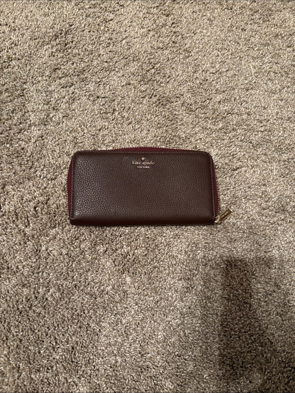 kate spade pebbled leather zip wallet in brown with gold-tone hardware
